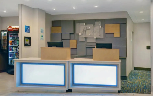 Holiday Inn Express & Suites Lenexa Overland Park Area