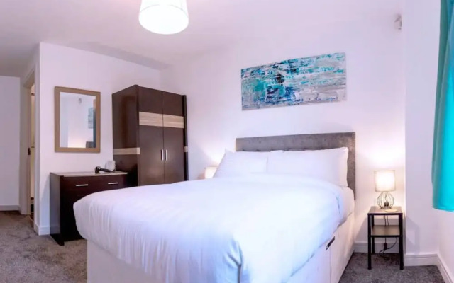 Modern City Centre 2BD Apt W Balcony & Parking