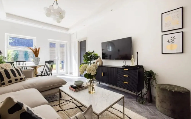 The Battersea Loft - Trendy 3bdr Flat With Patio, London