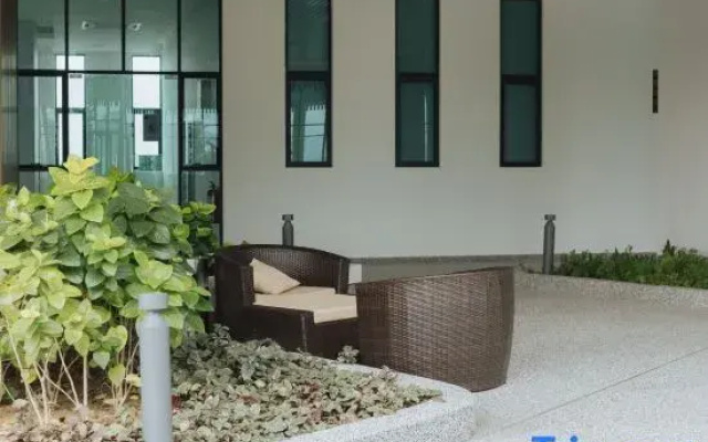 Parkland Residence B11 by Dehoz Suites