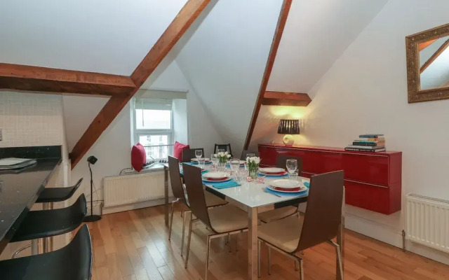 Apartment 2, Gorwel Glas