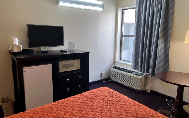 Days Inn by Wyndham Southern Hills/ORU