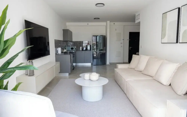 O&O - 2 BR Stylish & Modern Apartment