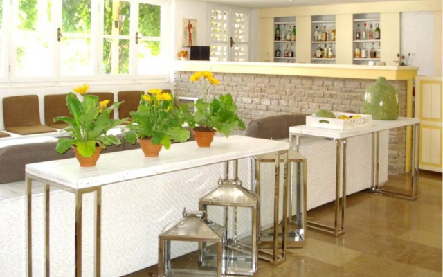Adamantia Hotel