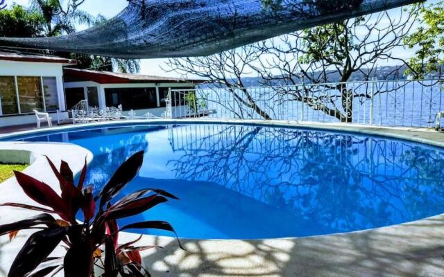 Habitación independiente a pie del lago con AC