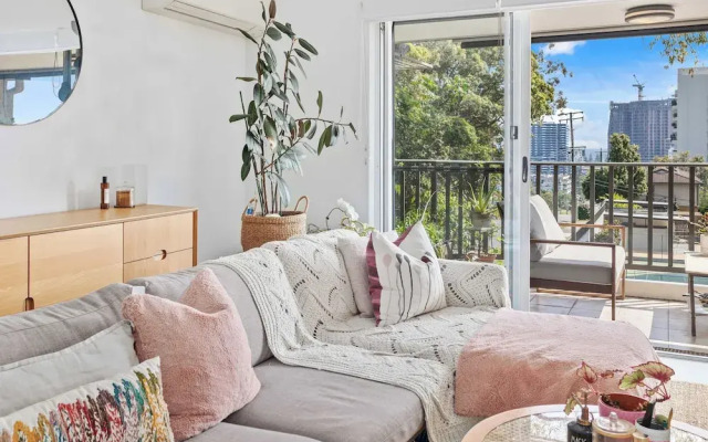 Hillside in the heart of Burleigh