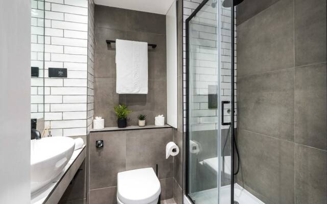 Stunning 3BD Riverside Flat Communal Roof Terrace