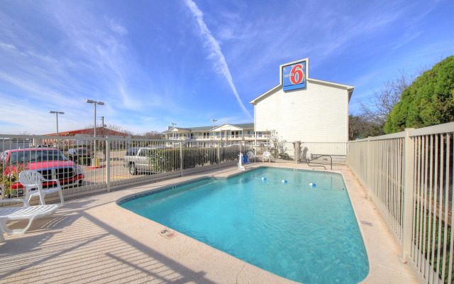 Motel 6 Kerrville, TX