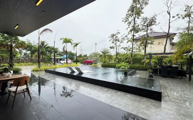 Huge Pool Villa with Private Lake