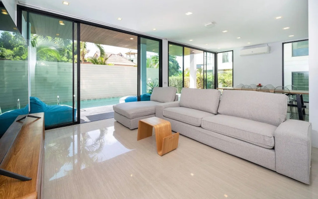 Vibrant Beach Life at Kata Villa UTK4