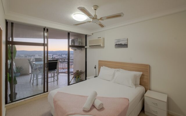Heart of Surfers Paradise - Ocean Views