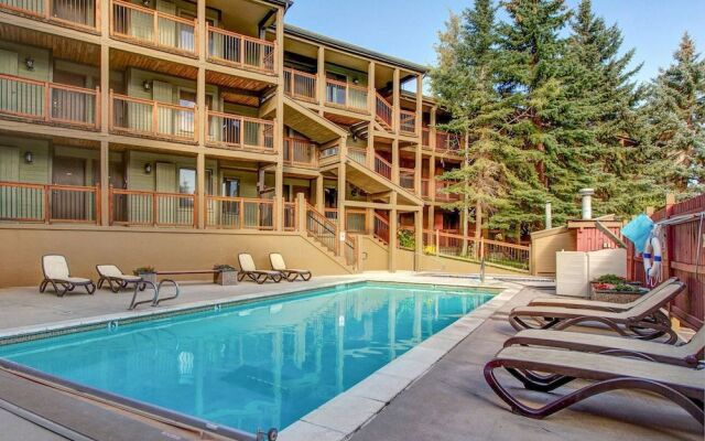 Classic 1BR Mountain Condo by RedAwning