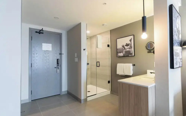 Sandman Signature Las Colinas Hotel & Suites