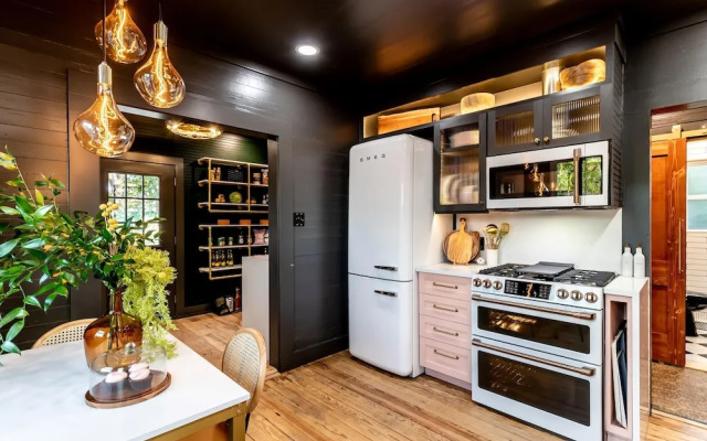 Best Location in Downtown NB Golf Cart Included!