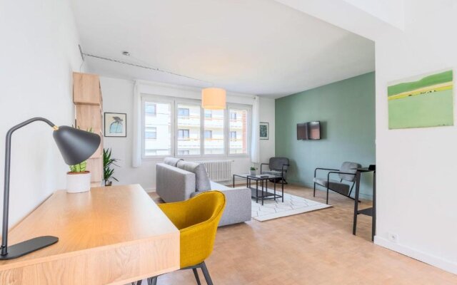 Lille - Superb bright and spacious 2 bedroom apartment with private parking