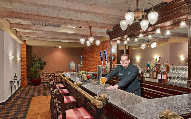 Embassy Suites Kansas City Plaza