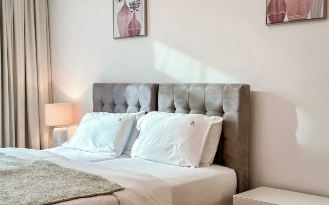 Bright 2BR Apartment with Garden View