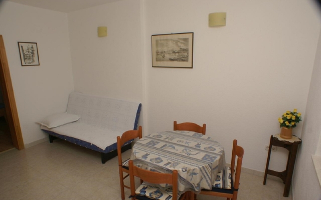 Apartment Niko - 50 m from pebble beach: A5 Prizemlje Pisak, Riviera Omis