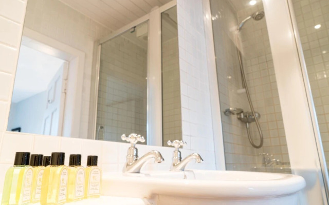 Queen St: Superb Penthouse Flat W/roof Terrace