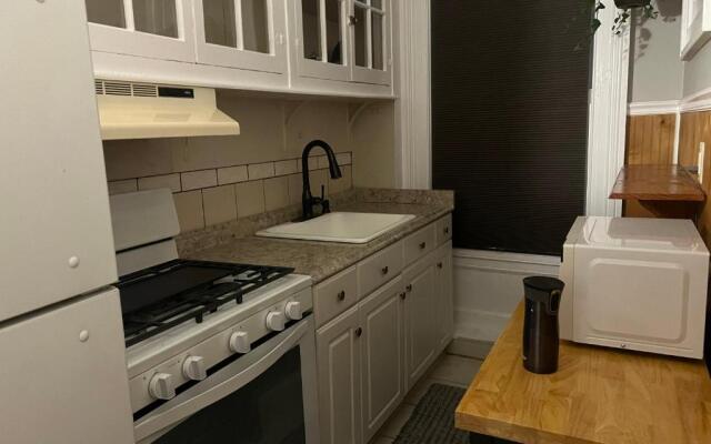 1 Br Private Victorian Apt in Convenient City Location on Half Acre Sleeps 4