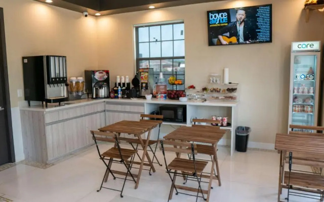 Comfeeni Inn and Suites