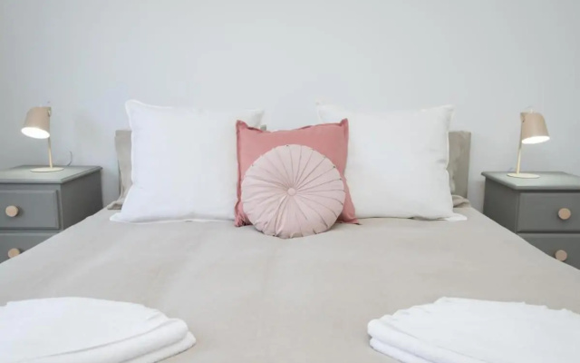 Villa 88 Stylish, Modern, Fresh & Light – Guest Rooms – Orange