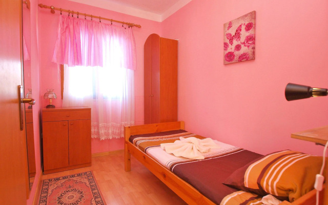 Apartment 879