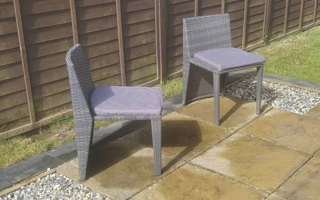 1br-garden-parking-pets-10 Mins to Beach