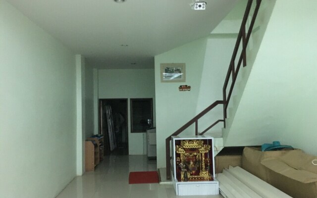 OYO 75377 Check In House