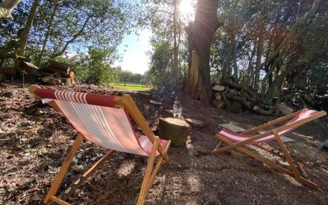 The Secret Cottage & Hideaway Caravan