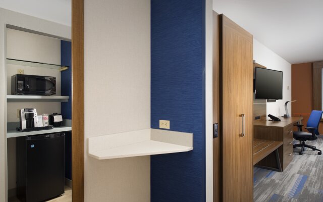 Holiday Inn Express & Suites Altoona by IHG