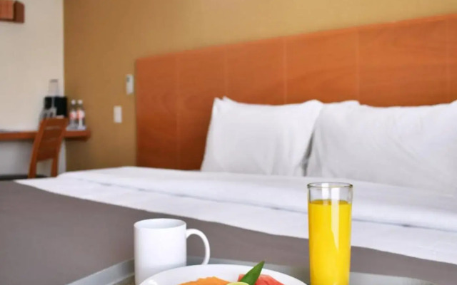 La Posada Hotel y Suites
