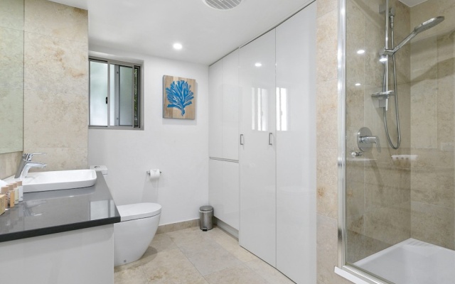 Breathtaking Views Across Noosa - Unit 1 Taralla 18 Edgar Bennett Avenue – Bathroom – Noosa Heads