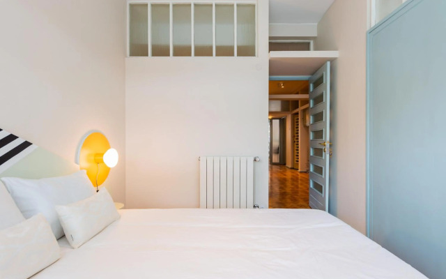 UNIQUE Modernist Duplex apartment & PARKING