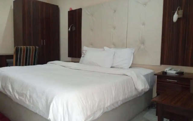 Danest Hotel And Suites