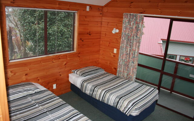 Smoke Lake Hot Springs Lodge and Camp