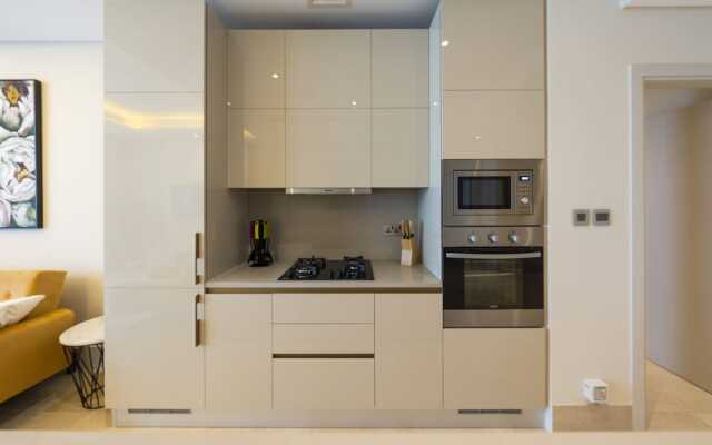 Spacious beachfront 2 bedroom apartment