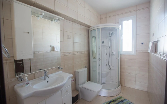 Villa Naomi, Beautiful 4bdr Central Protaras Villa with Private Pool