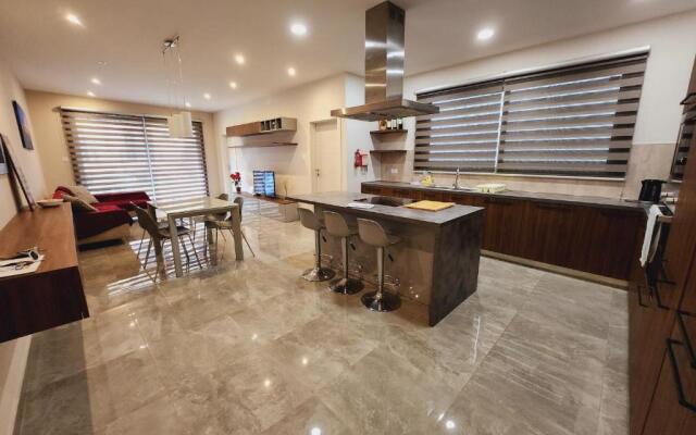 Ocean Blue Apt4 luxurious, modern Apt at Zonqor Pt
