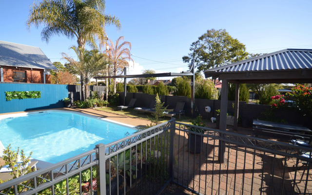 Bluegum Dubbo by Travellers