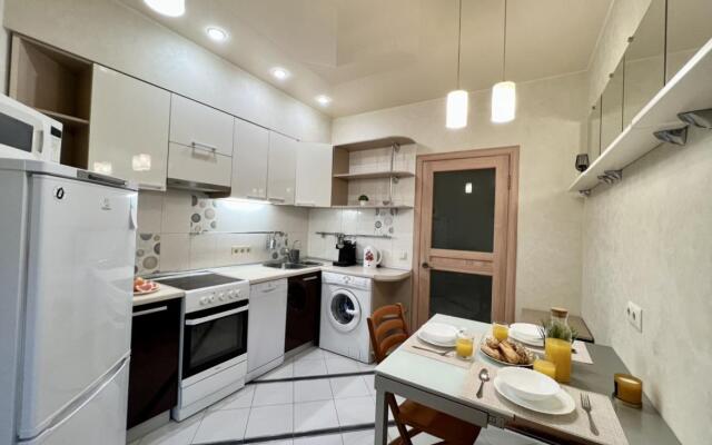 Диван и чемодан на улице Орджоникидзе