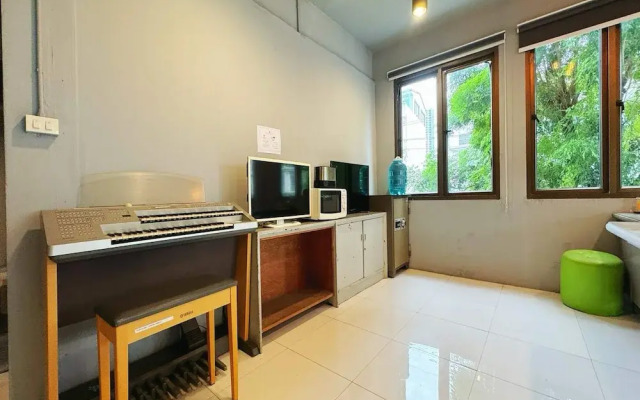 OYO 75465 Lucky Hoste