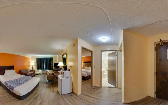 Econo Lodge Inn & Suites Windsor Locks Bradley Airport