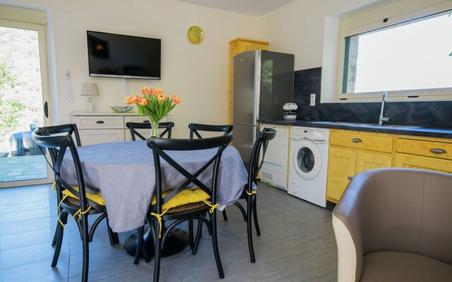 Modern Holiday Home with jacuzzi in Brousse-le-Chateau