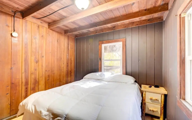 Gatlinburg Cabin: Hot Tub & River Views