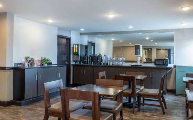 Travelodge by Wyndham Brooklyn Center