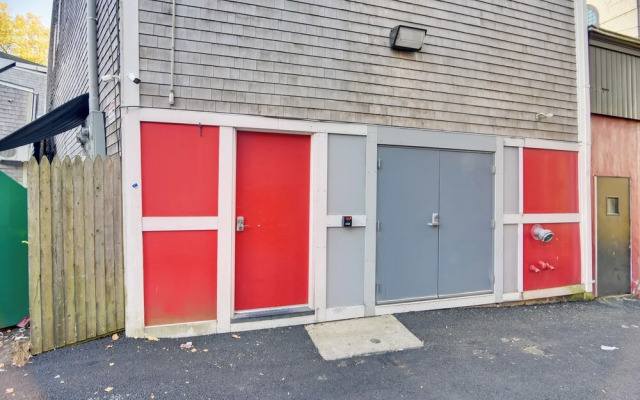 Walk to Bowen's Wharf: Condo in Dtwn Newport