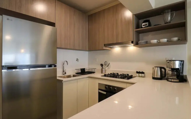 w Radiant 2BR w Great Balcony Near Kennedy Park