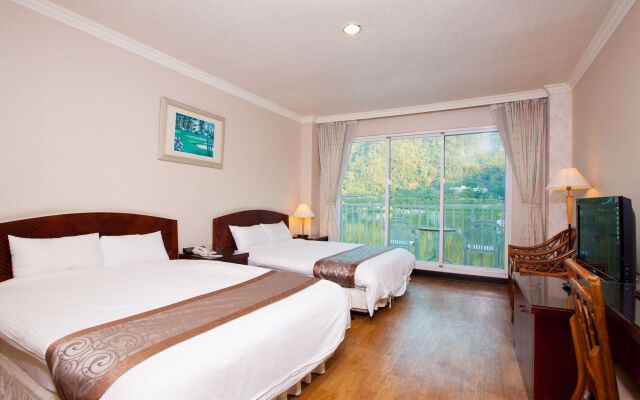 Lakeside Resort Hotel