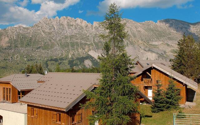 Wooden apartment in family friendly and sunny Superdevoluy